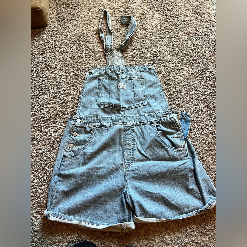 Levi’s overalls. Size large. Worn once. Great condition.